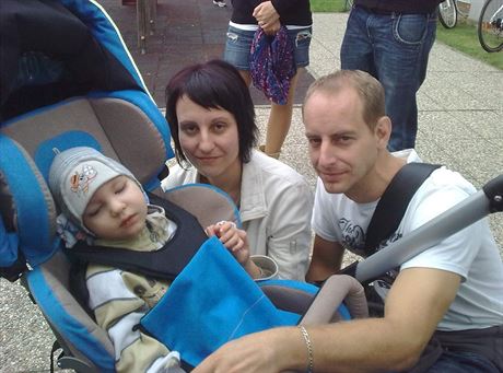 Leona a Martin Novákovi se svým tce nemocným Martínkem, kterého týden po...