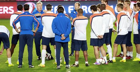 MLUV F. Trenr Guus Hiddink na trninku nizozemsk reprezentace v Praze. 