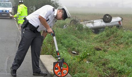 Loni zaátkem záí zemel mladý idi na silnici mezi Radicemi a Malesicemi. Pi pedjídní otoil auto na stechu.