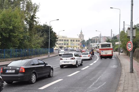 Autobusy stoupají v novém vyhrazeném pruhu smrem na Dejvickou.