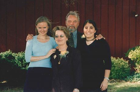 Lenka Kavalov (vlevo) se svou americkou rodinou.