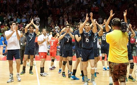 Írántí volejbalisté slaví výhru nad Spojenými státy.