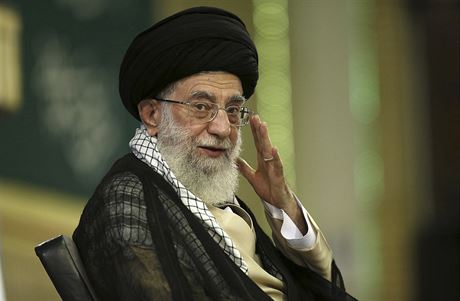 Íránský nejvyí duchovní vdce Sajjid Alí Chameneí na shromádní v Teheránu...