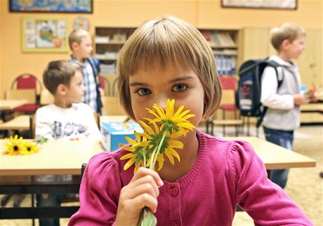 Jen co zaal kolní rok, na snímku jeho zahájení ve Zhoi na Jihlavsku, musí koly eit problém, co s dtmi ped a po vyuování. Pracovn vytíení rodie je toti chtjí umístit do kolních druin. A ty musí navyovat kapacitu. Ne vude to ovem lze.