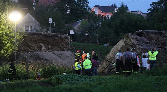 Záchranné práce u zíceného mostu ve Vilémov na Havlíkobrodsku (4. záí 2014)