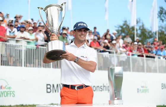 Americký golfista Billy Horschel s trofejí pro vítěze BMW Championship.