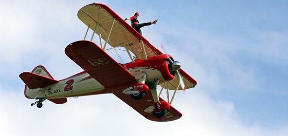 Letecký den v Chebu. Na stroji Boeing Stearman PT-17 se pedstavila letecká