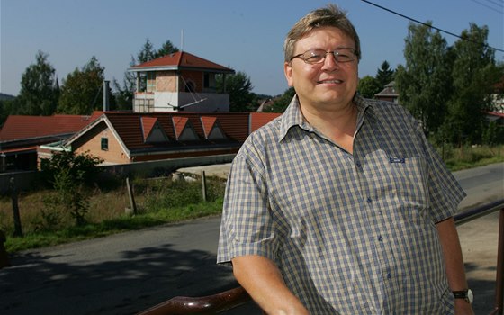 Podnikatel Jan trunc u nedokoneného akvaparku v Bublav. Ped patnácti lety