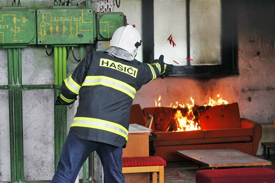 Hasii cvin zakládali a poté hasili poáry v nevyuívaném dlním objektu v