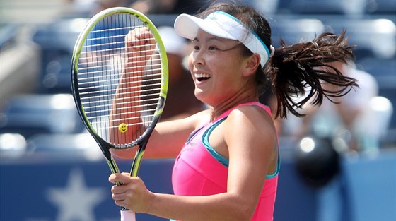 ínská tenistka Pcheng uaj se raduje z postupu do semifinále US Open.