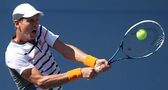 eský tenista Tomá Berdych zahrává míek ve tvrtfinále US Open.