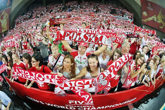 Polsko ije volejbalovým ampionátem, zápasy domácího týmu byly dlouho dopedu...