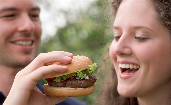 Mete ochutnat, která restaurace pipraví nejlepí hamburger. Ilustraní...