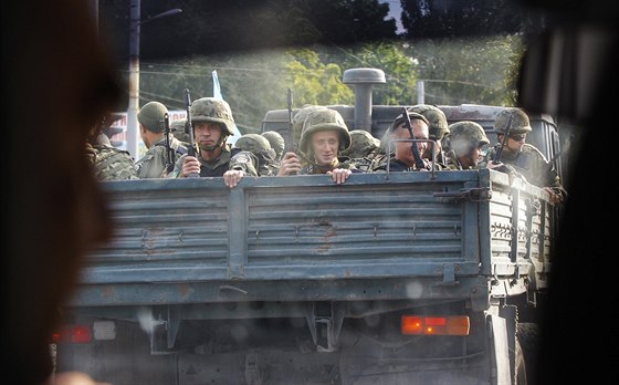 Ukrajintí vojáci u Mariupolu (8. záí 2014)