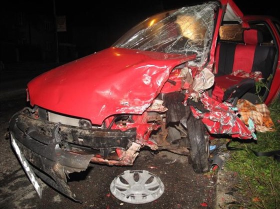 Ve čtvrtek večer 4. září v Táboře narazil řidič s bílou Škodou Roomster do...