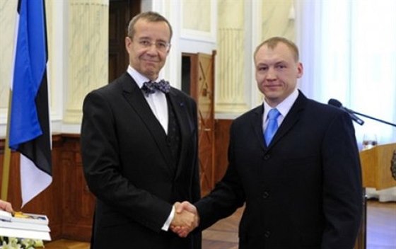 V roce 2010 obdrel estonský dstojník Eston Kohver (vpravo) vyznamenání od...