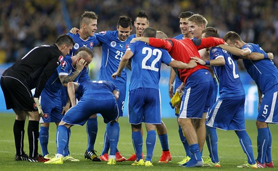 Sloventí fotbalisté se radují po kvalifikaní výhe na Ukrajin. Vlevo branká Matú Kozáik.