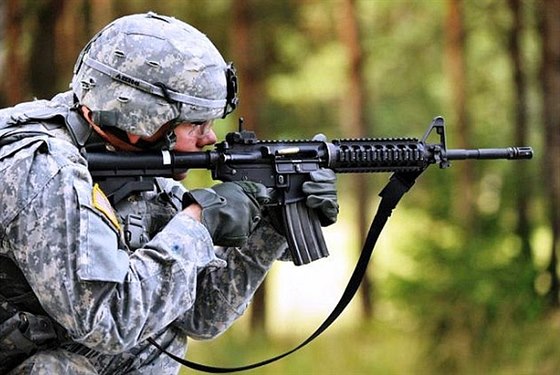 Americký voják při střelbě z karabiny IIC (Improved Individual Carbine) firmy...