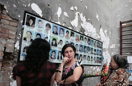 Obyvatelé Beslanu truchlí v troskách kolní tlocviny (1. záí 2014)