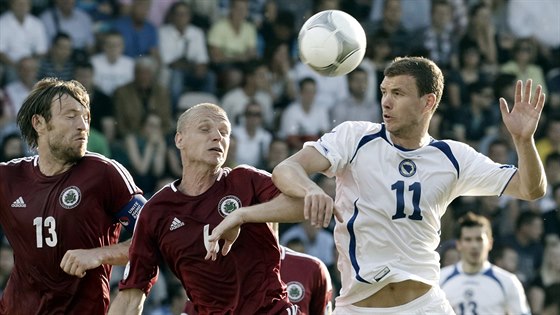 Edin Deko (s íslem 11), nejvtí hvzda souasného bosenského fotbalu.