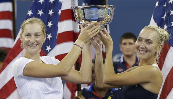 Jekatrina Makarovová (vlevo) a Jelena Vesninová po triumfu ve tyhe na US