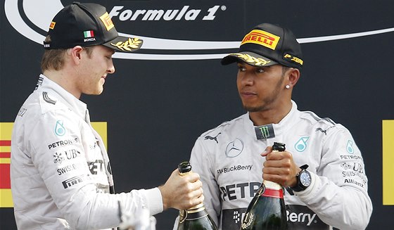 NA ÚSPCH. Lewis Hamilton (vpravo) a Nico Rosberg na stupních vítz po Velké