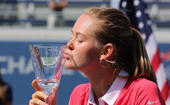 VÍTZNÝ POLIBEK. Marie Bouzková s trofejí pro vítzku juniorky na US Open. 