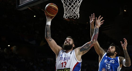 Srbský basketbalista Miroslav Raduljica zakonuje v osmfinále MS, brání ho
