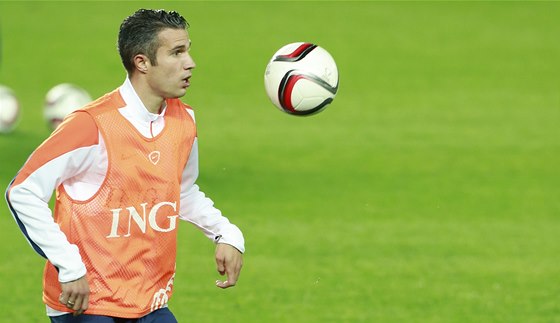 SOUSTEDNÍ. Robin van Persie na tréninku nizozemské reprezentace v Praze. 