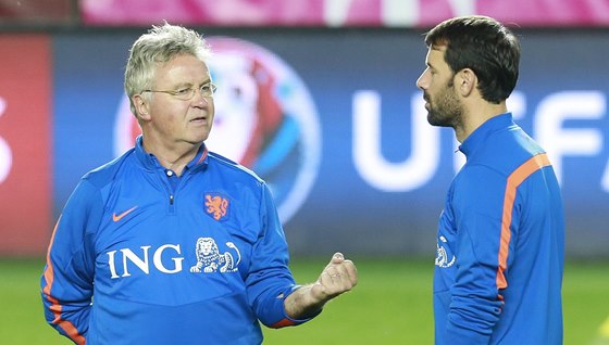 ZAUJATÝ VYPRAV. Trenér Guus Hiddink na tréninku nizozemské reprezentace v...