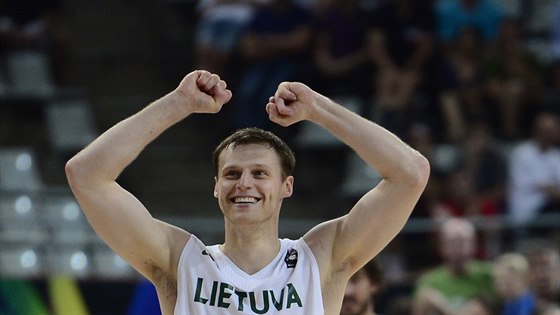 Litevský basketbalista Martynas Pocius slaví postup do semifinále MS.
