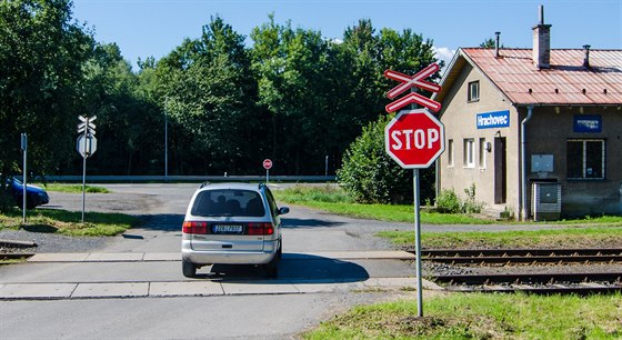 Díky světelné signalizaci a závorám se železniční přejezd v Hrachovci stane...