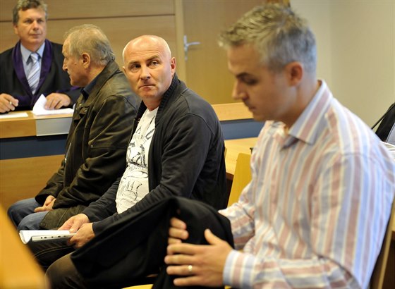 Zdenk Kopl (vlevo), Daniel Rafaj a Petr Veselý u soudu ve Zlín.