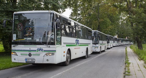 Přes pět set fanoušků Slovácka dorazilo na derby do Zlína v osmi autobusech,...