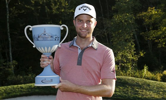 Americký golfista Chris Kirk s trofejí pro vítěze turnaje v Nortonu.