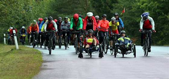 Úastníci 7. roníku cyklistické putovní akce na podporu rehabilitace Bäder-...