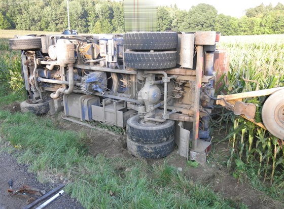 Řidič na Prostějovsku nezvládl řízení a převrátil své nákladní auto do...