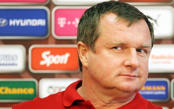 Trenér eských fotbalist Pavel Vrba ml na pedzápasové tiskové konferenci dobrou náladu.