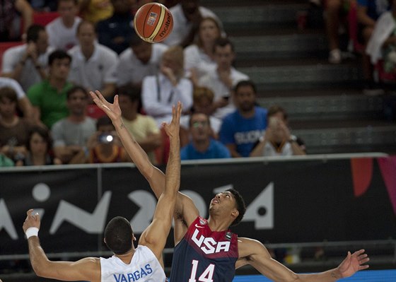 Anthony Davis (vpravo) z USA a Eloy Vargas z Dominikánské republiky na úvodním...