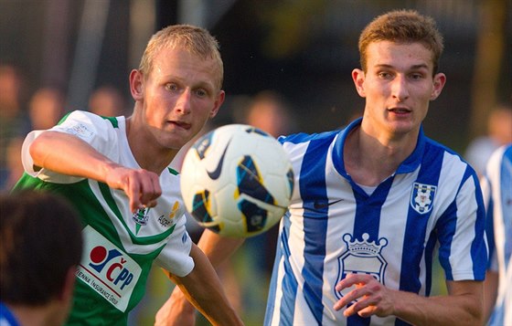 Momentka z duelu Dobrovice - Jablonec. Jií Váa (vlevo) z Jabonce svádí souboj...