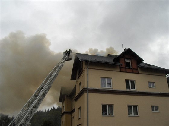 Požár domu v Tanvaldě, kde bydlelo několik romských rodin.