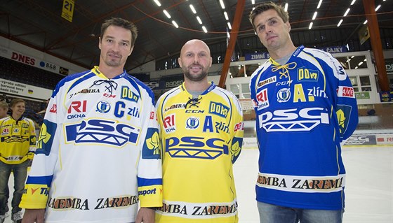 Nový bílý dres zlínských hokejist pedstavil kapitán Petr ajánek (vlevo)....