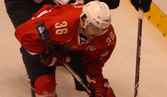 Pardubický obránce Petr Čáslava (v červeném) bojuje o puk v utkání hokejové...