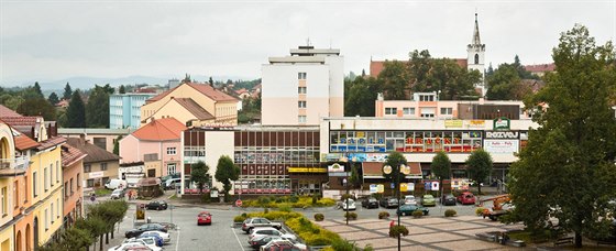Malebné historické náměstí středočeského městečka Sedlčany uzavírá nákupní dům...