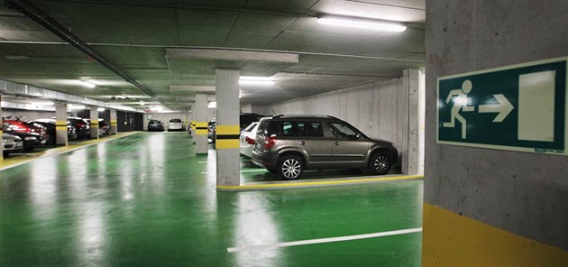 Podzemní parkovit u Nového divadla v Plzni.