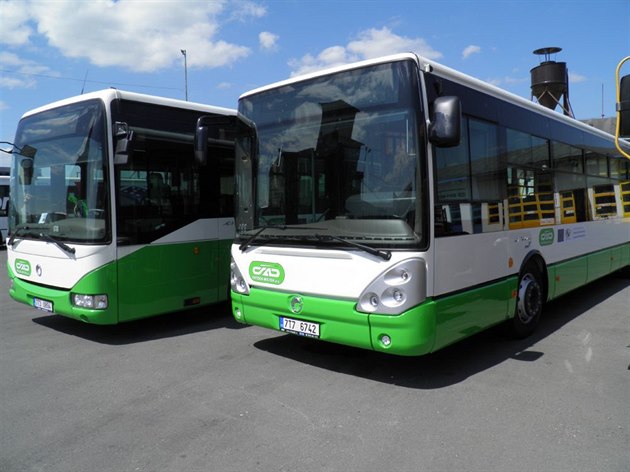 Ve Frýdku-Místku jezdí zelenobílé autobusy.