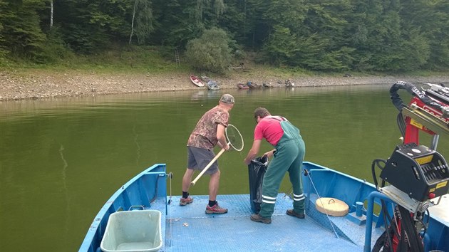 Pracovníci Povodí Moravy spole�n� s rybá�i o víkendu vytahovali z Vranovské...