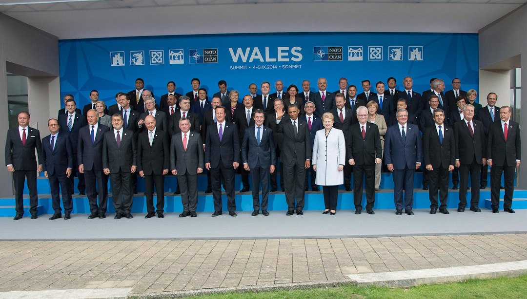 Spole�ná fotografie ú�astník� summitu NATO ve Walesu. Prezident Milo� Zeman na...