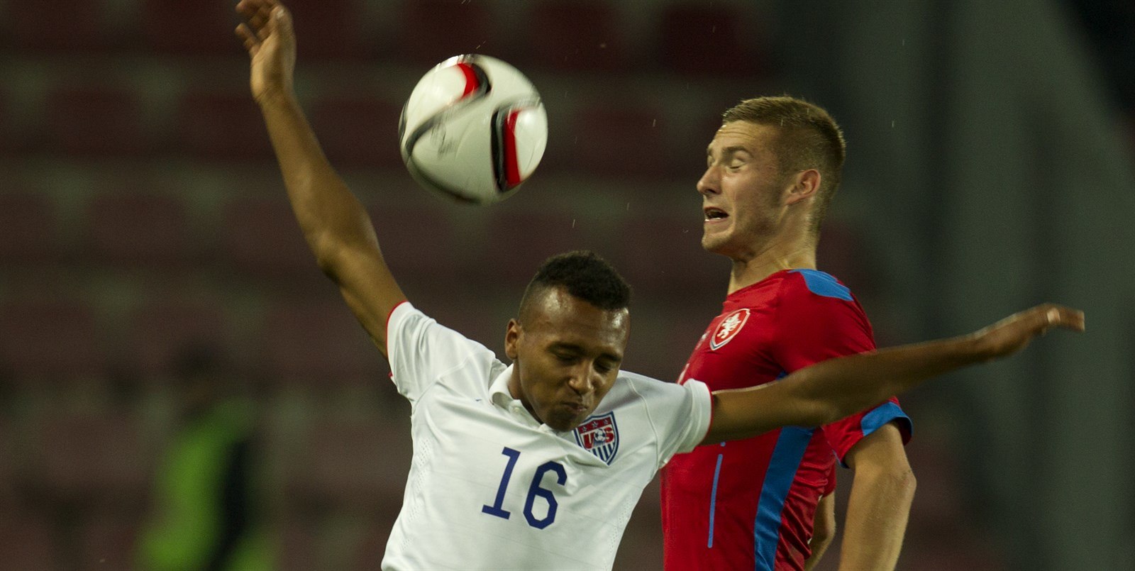 �eský obránce Pavel Kade�ábek (vpravo) v hlavi�kovém souboji s americkým...