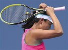 ínská tenistka Pcheng uaj si upravuje úes bhem tvrtfinále US Open